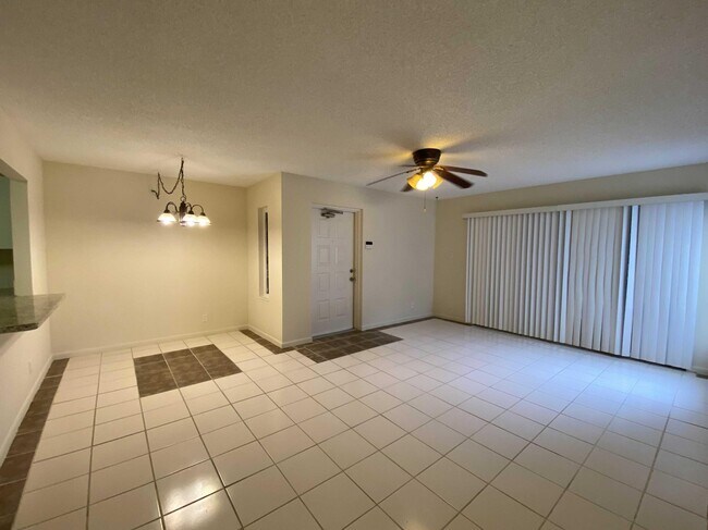 Foto del edificio - 13750 Oneida Dr