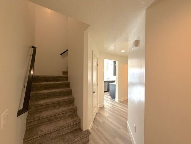Building Photo - 4 Bed, 2.5 Bath home with 2 Car Garage