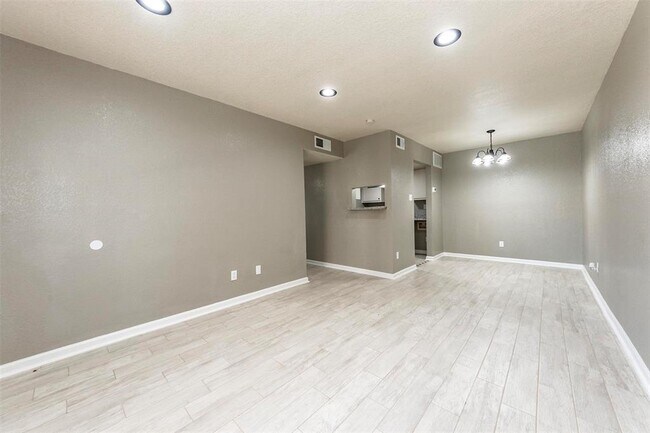 Foto del edificio - 8100 Creekbend Dr