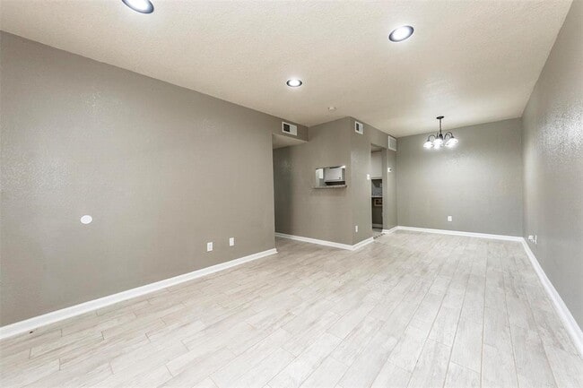 Building Photo - 8100 Creekbend Dr