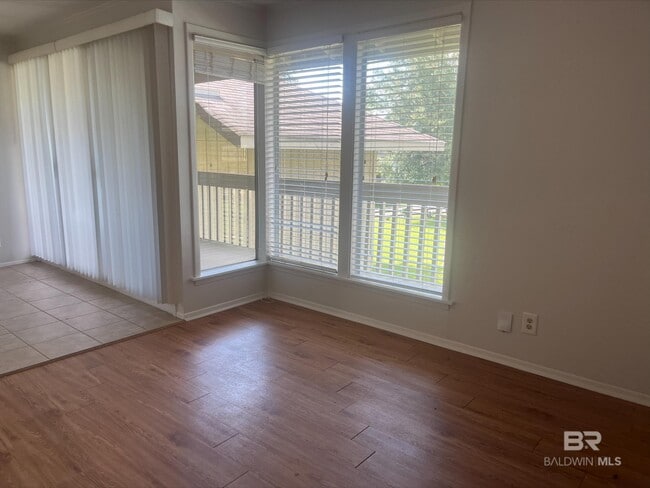 Foto del edificio - 2065 Sea Cliff Dr N