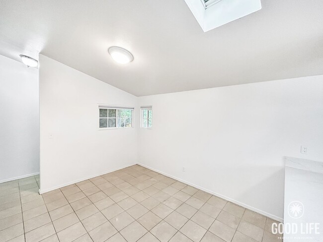 Foto del edificio - Beautiful 3B/2BA W/ Attached Garage and Up...