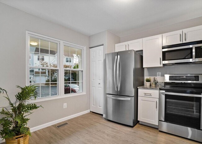 Foto del edificio - Gorgeous End Unit townhouse with WATER VIEWS ready mid August!