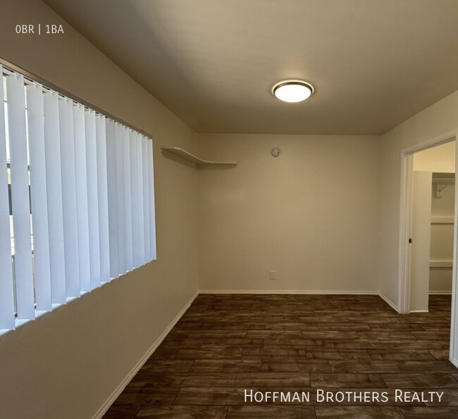 Foto del edificio - 15632 Leadwell St