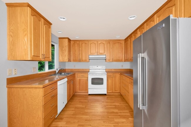 Building Photo - 4 Bedroom 3 Bath Split Level Kirkland