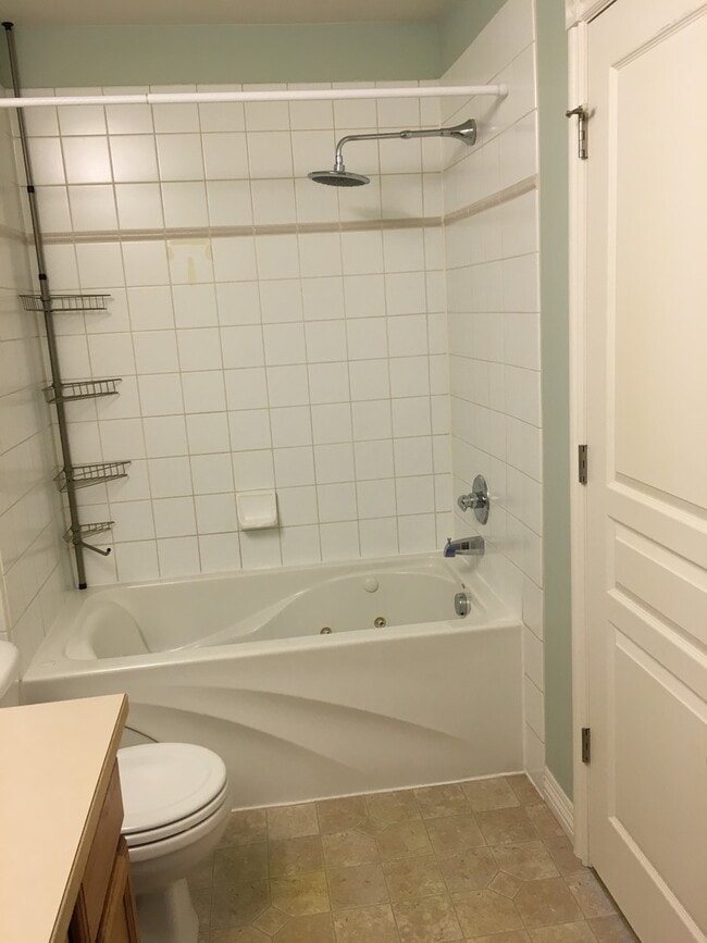 Building Photo - 9245 Commons Pl