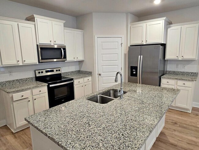 Foto del edificio - Elegant 4-Bedroom Lake Park Home with Open Layout, Modern Finishes, and Fenced Yard