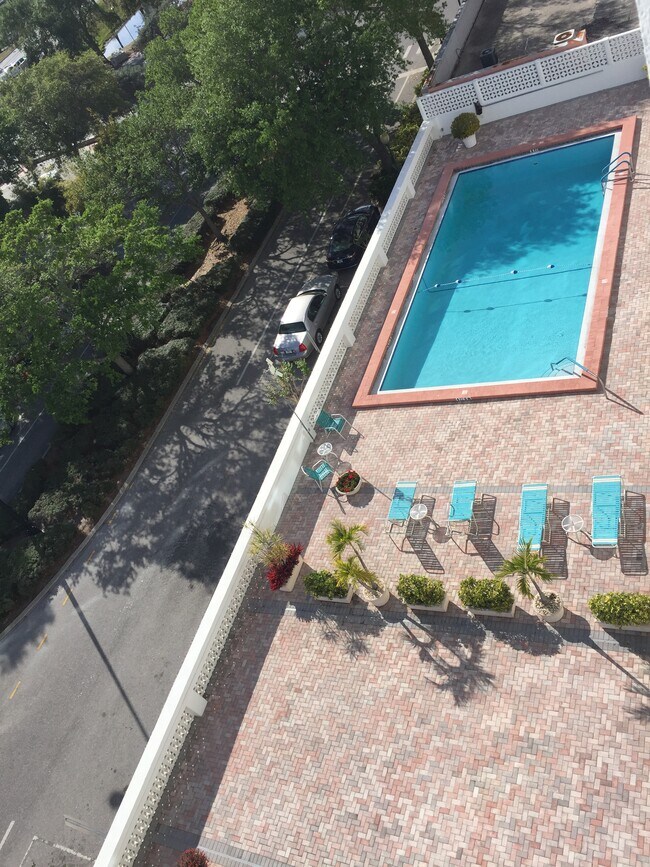 piscina desde el apartamento - 33 S Gulfstream Ave