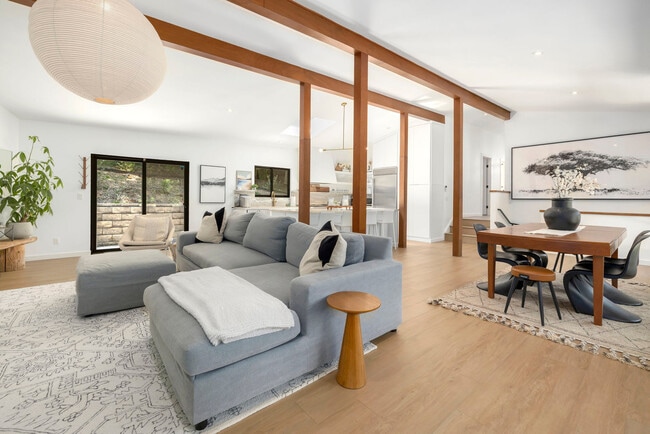 Building Photo - 1156 E Lakefront Dr