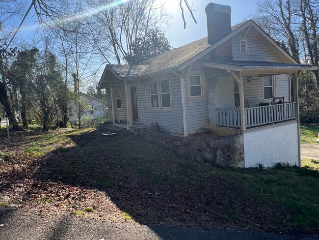 Building Photo - Knoxville 37918 - Fountain City Charmer! 3...