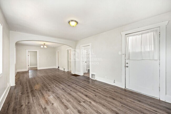 Building Photo - 3059 S Lincoln St