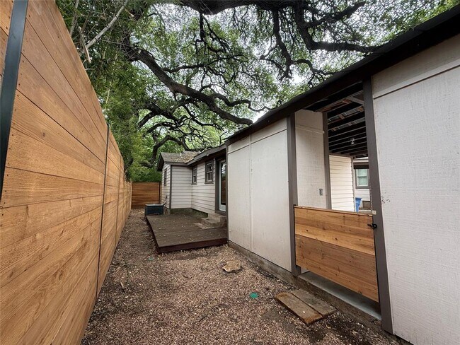 Foto del edificio - 2105 Kinney Ave