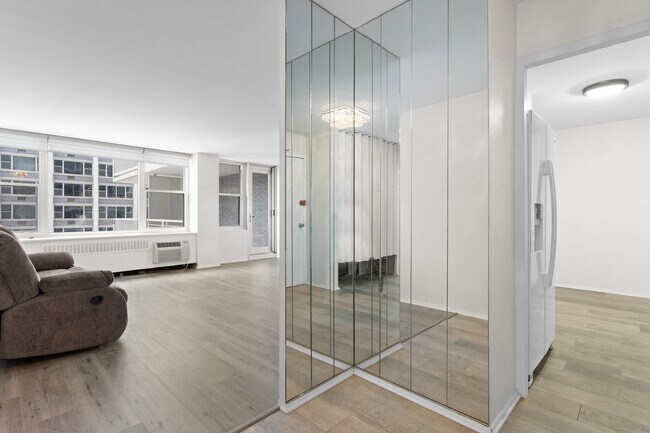 Foto del edificio - 4250 N Marine Dr