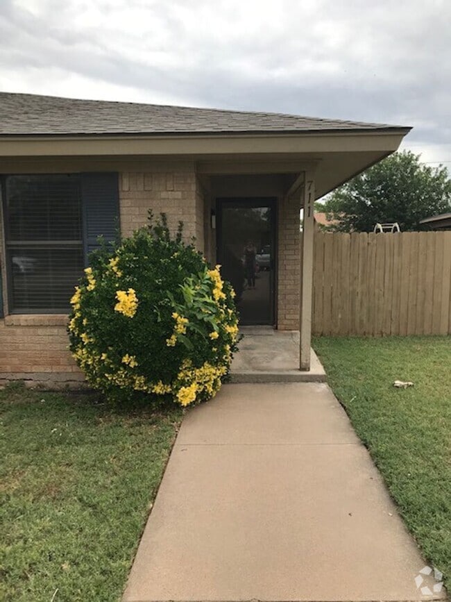 Building Photo - 711 Hawn Cir