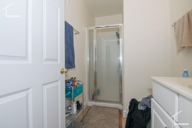 Building Photo - Charming 3 Bedroom-No Broker Fee