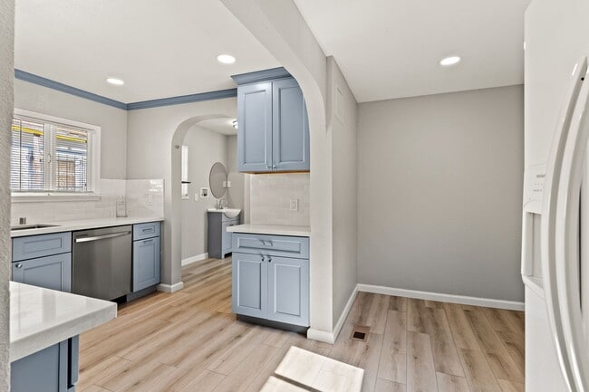 Foto del edificio - Remodeled 4-Bedroom House w/ Private Yard in Oakland