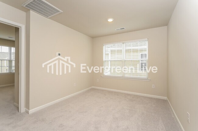 Building Photo - 5567 Hydrangea St