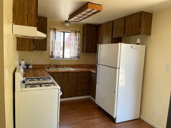 Building Photo - Cute 3 bedroom, 2 bathroom available in Sp...