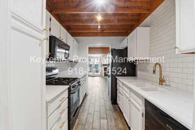 Building Photo - 2 Bed 2.5 Bath Right off Cherry Street!!
