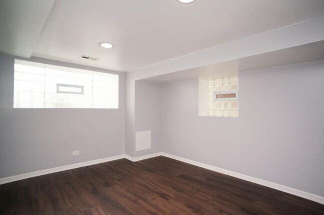 Building Photo - 2 bedroom in Chicago IL 60641