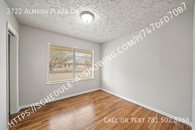 Building Photo - AVAILABLE NOW!