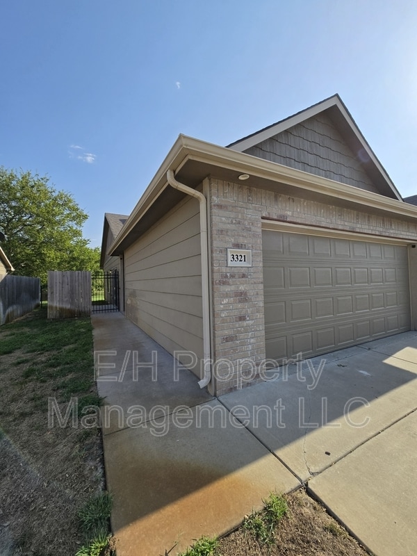 Building Photo - 3321 E Aster St