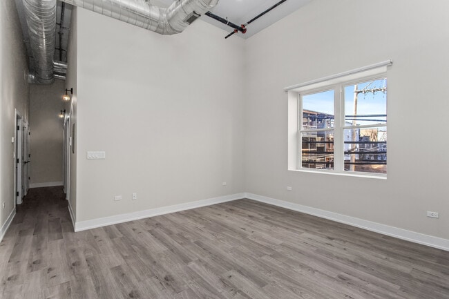 Building Photo - 3214 W Lawrence Ave