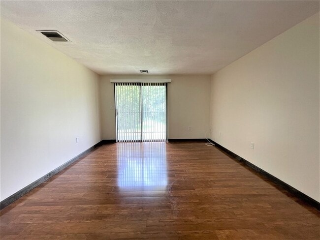 Building Photo - 555 Main St