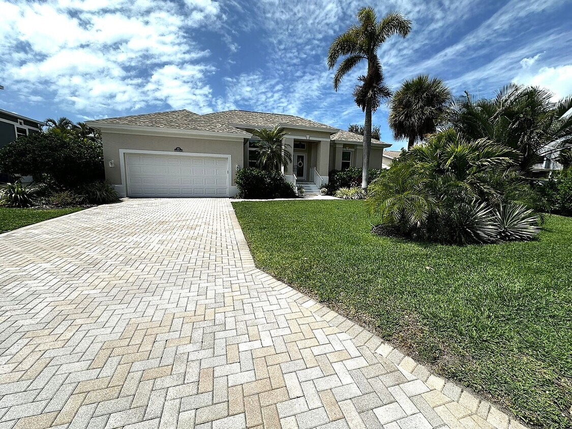 Furnished Six Month Rental - Gorgeous 3/2/2 Pool/Spa Home Tierra Verde - Furnished Six Month Rental - Gorgeous 3/2/2 Pool/Spa Home Tierra Verde