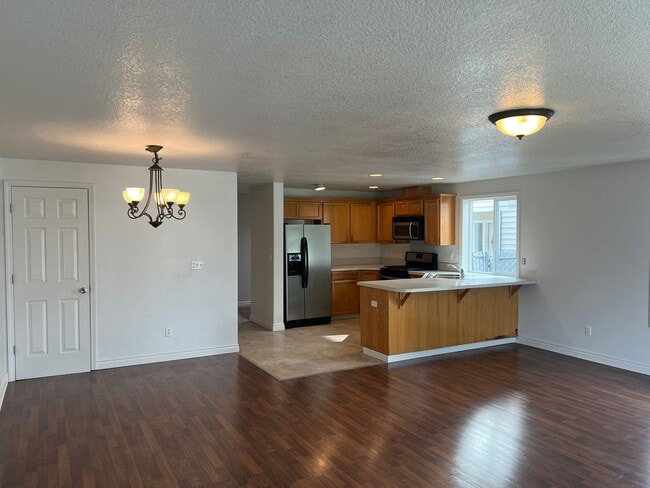 Foto del edificio - COMING SOON- Spacious Townhouse in Great C...