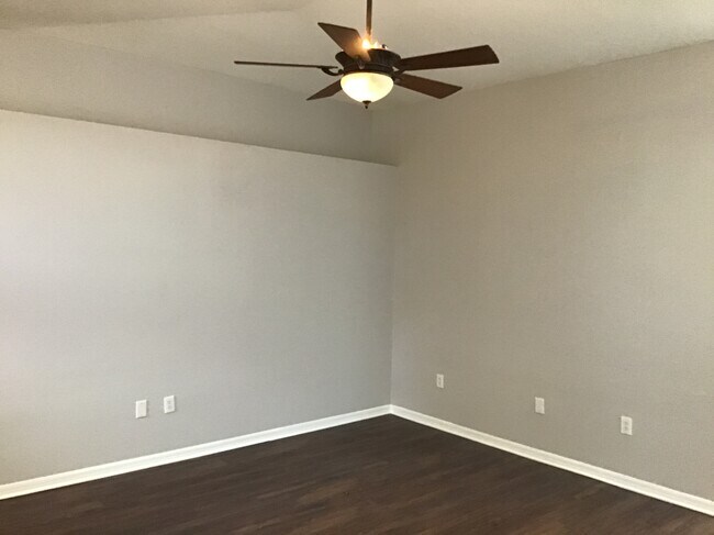 Building Photo - 332 McKay Blvd