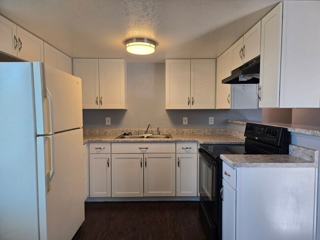 Building Photo - 3 Bedroom Apartment