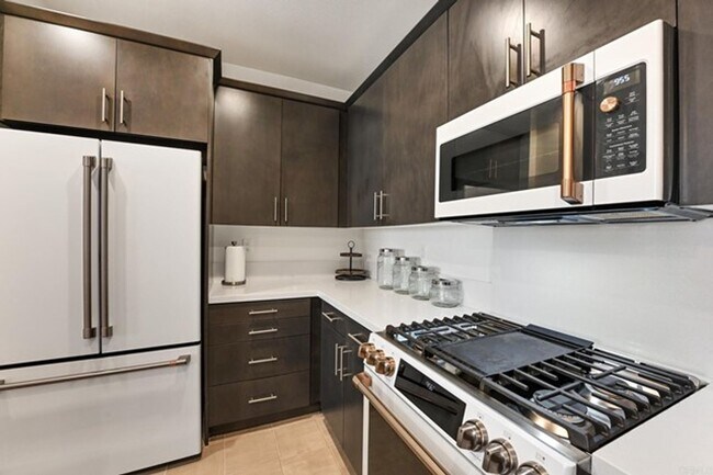 Foto del edificio - GORGEOUS 3 Bed Townhouse w/ EV & Solar