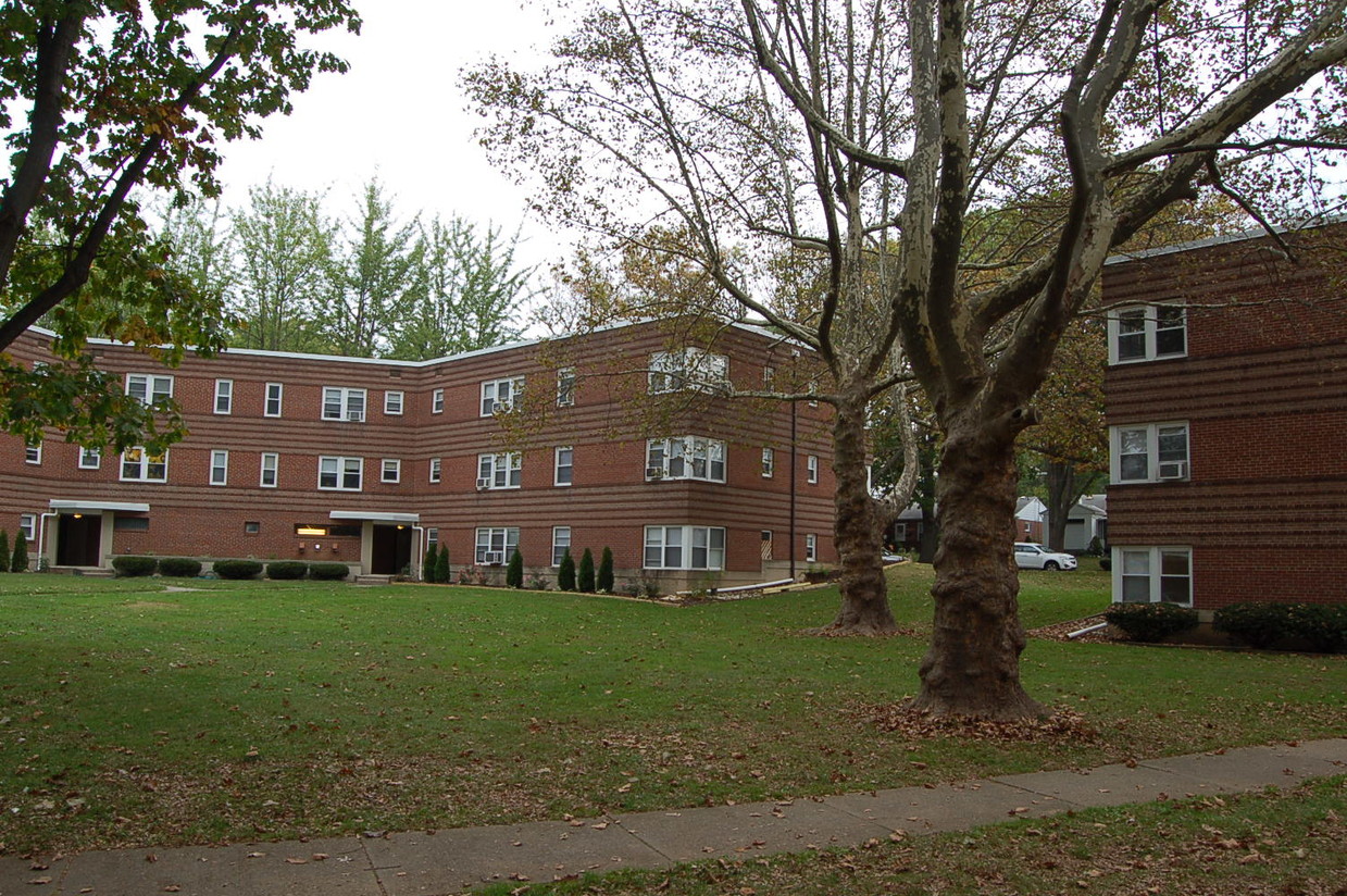 Primary Photo - Parkhurst Apartments