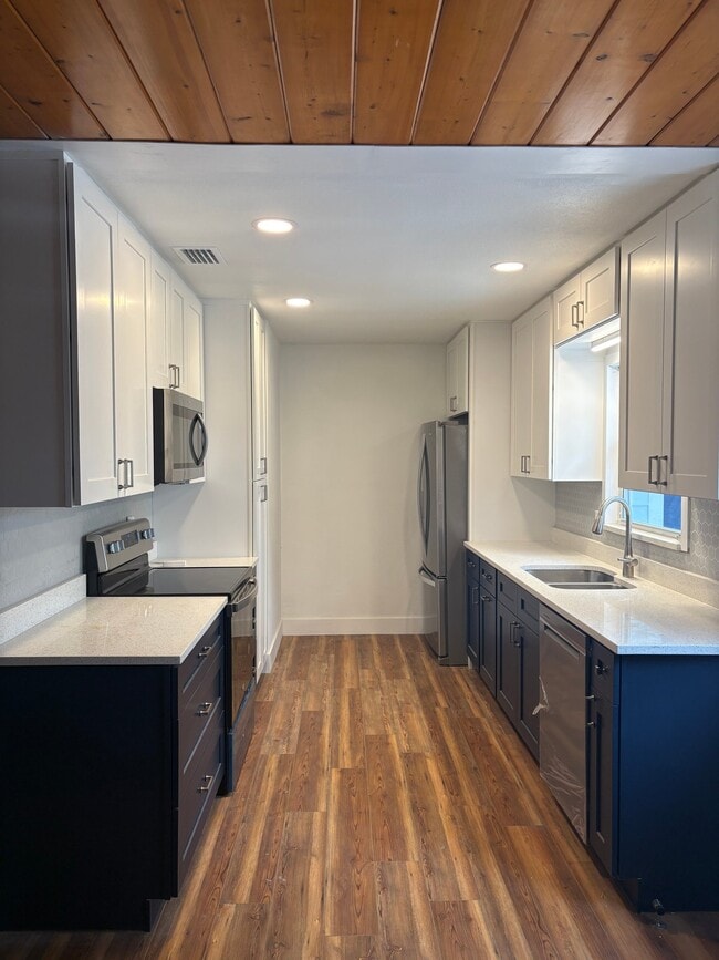Building Photo - 626 SW Rustic Cir