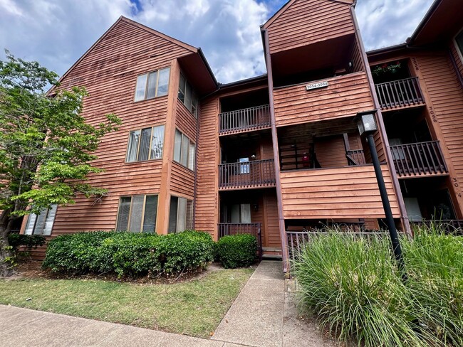 Foto del edificio - Gorgeous Condo right off Shore Dr, a stree...