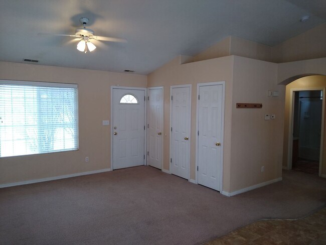 Foto del edificio - 2 Bedroom 1 Bath on 1/2 Acre lot. New Floo...