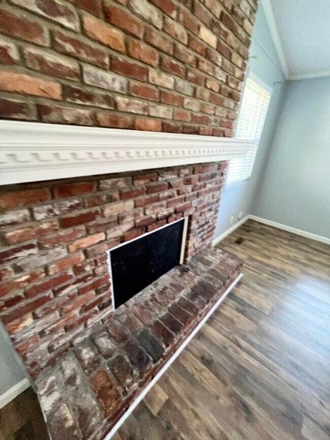 Building Photo - 3 Bedroom, 3 Bath Home, over 1/2 Acre Lot in Hermitage