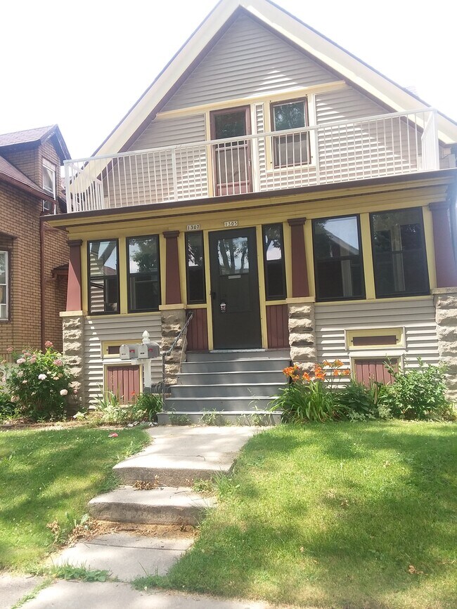 Frente de la casa - 1305 S 61st St