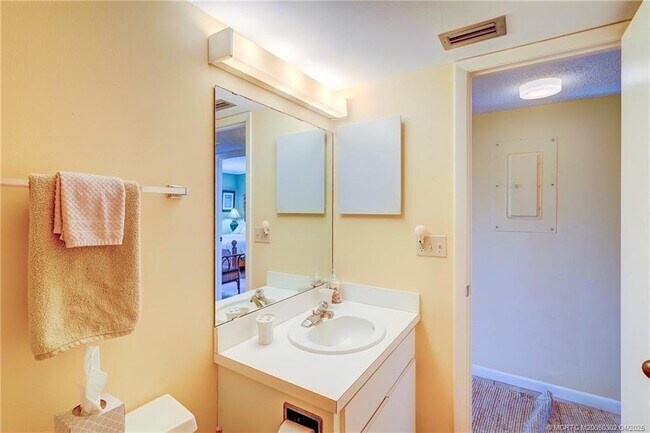 Building Photo - 331 Golfview Cir