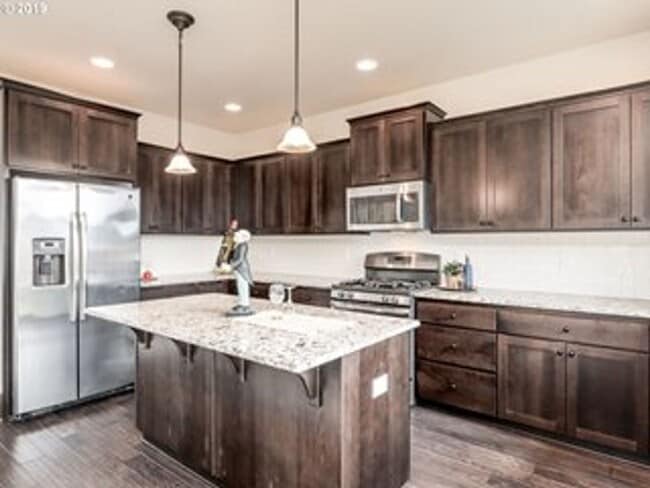 Building Photo - 4 Bedroom Home on Quiet Street w/Office on...