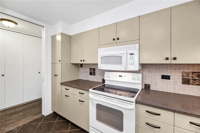 Foto del edificio - 12700 Lake Ave