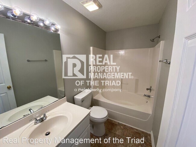Building Photo - 4 br, 2 bath House - 4600 Summit Ave #B