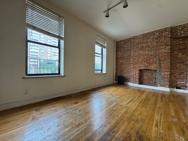 Building Photo - 3135 Broadway