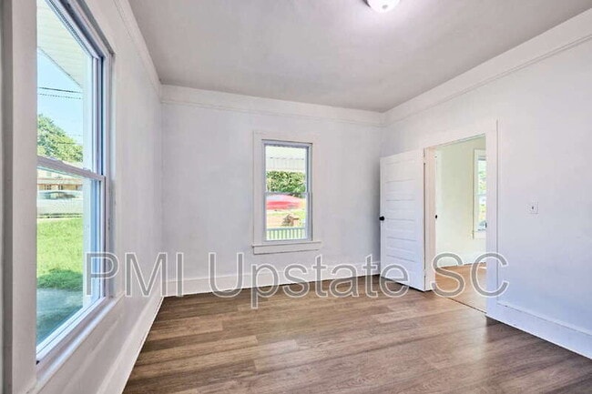 Building Photo - 10 E Main St