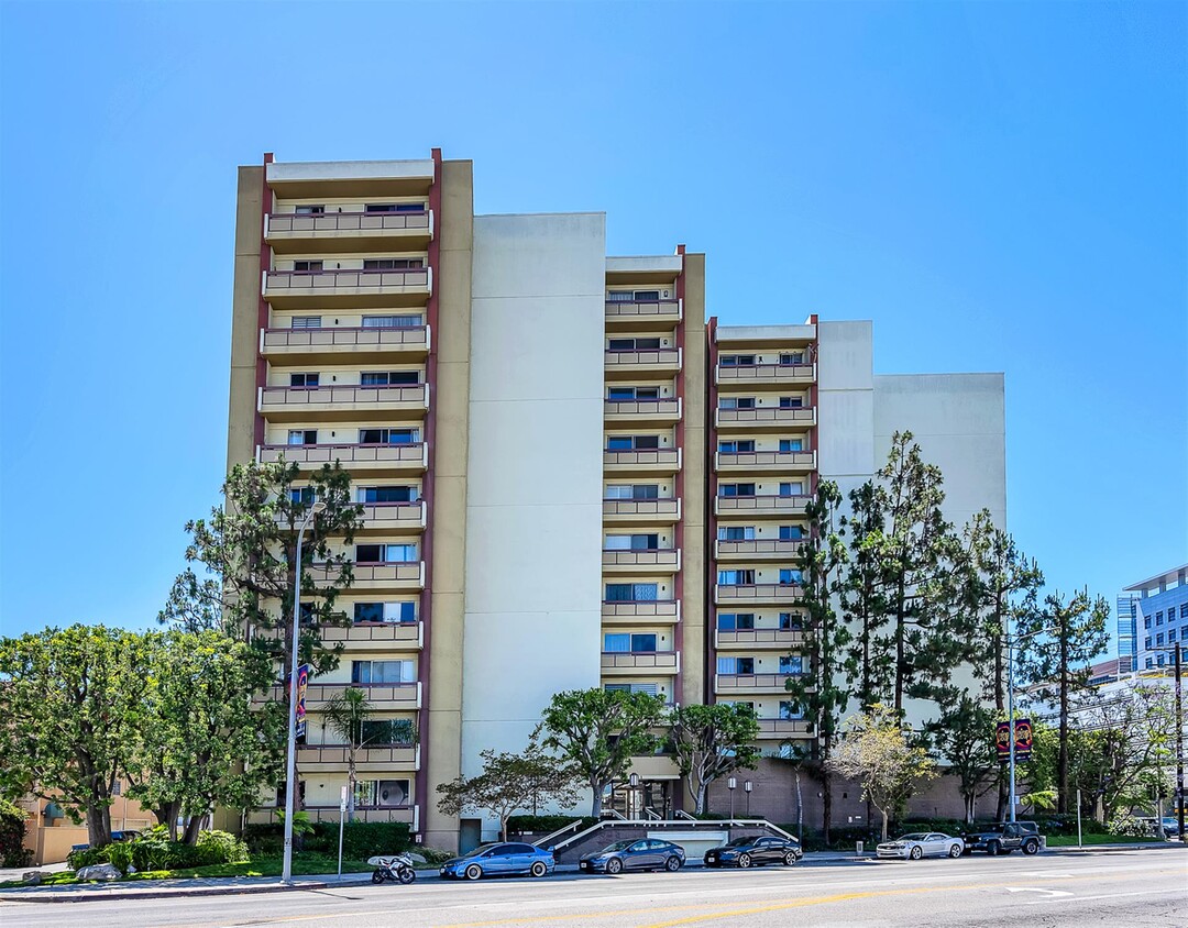Foto principal - 321 S San Vicente Blvd