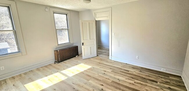 Foto del edificio - Spacious 4-Bedroom Home with 3-Car Garage, Deck & More!!