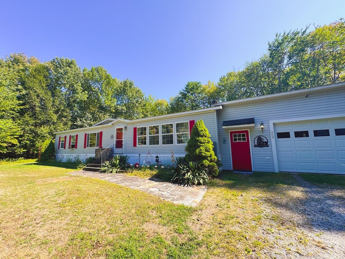 Primary Photo - Quaint 2 Bed 2 Bath Home