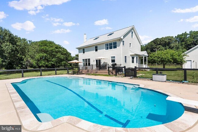 Foto del edificio - 137 Elk Ranch Park Rd