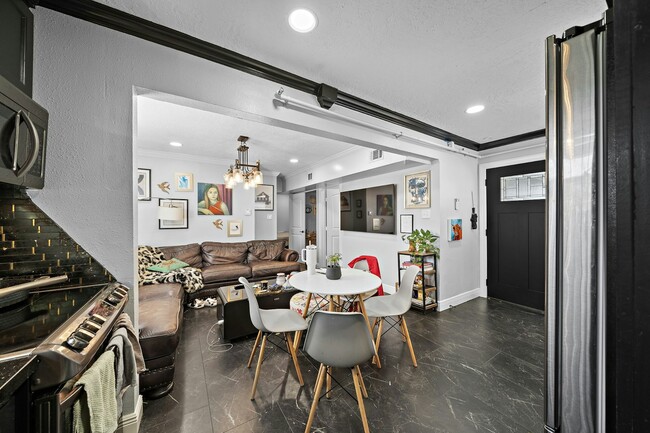 Building Photo - 609 Sealy Ave